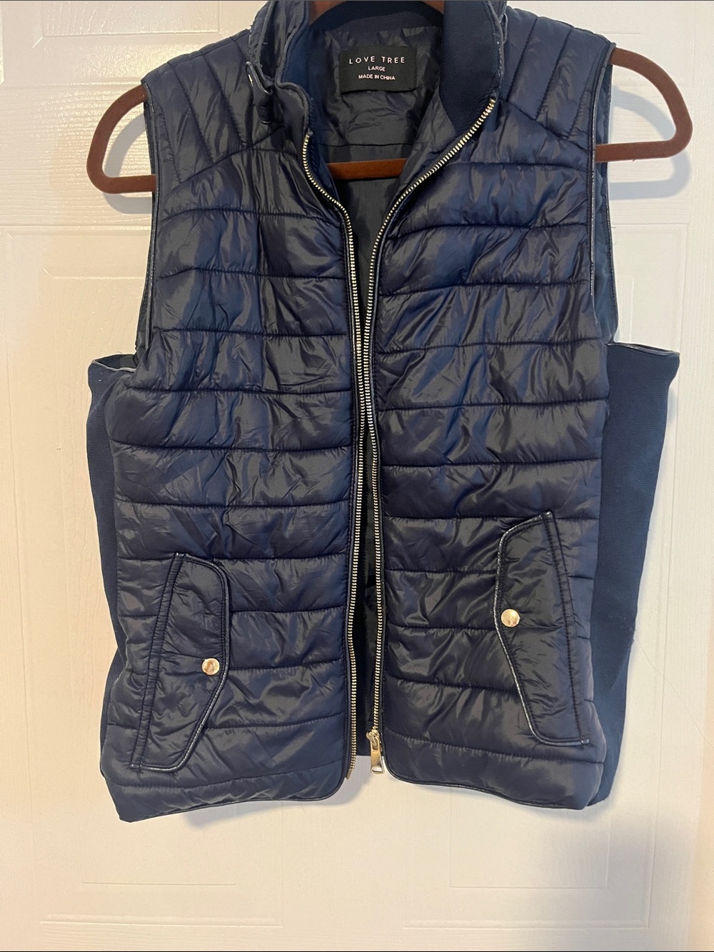 Love Tree Women’s Dark Navy Quilted Puffer Vest fits like a small